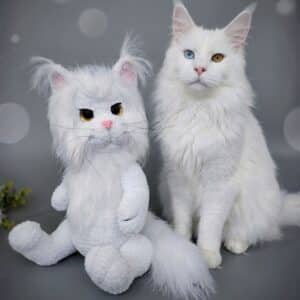 Maine Coon white cat crochet plush – 14 inch amigurumi cat made from plush yarn, created using the Maine Coon Cat Crochet Pattern PDF.